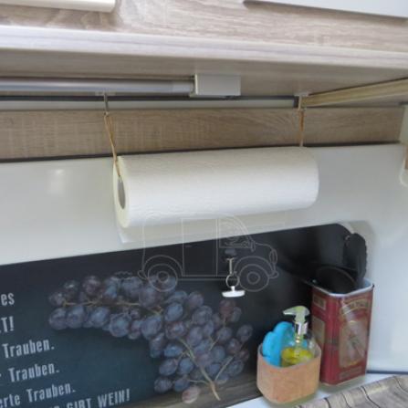 Die Küchenrolle hängt griffbereit über der Arbeitsfläche / Spüle.