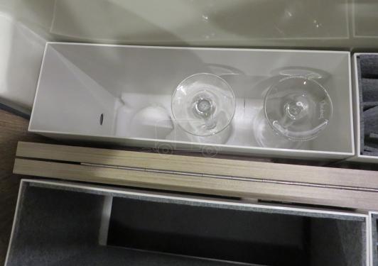 Da das Glasschutzsystem exakt in die Boxen passt, ist hier Platz für 3 Weingläser.